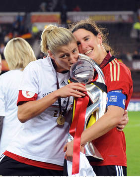  Kerstin Stegemann och Birgit Prinz, Tyskland, jubel. Pokal.