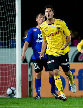  Denni Avdic, Elfsborg har gjort 1-2 i slutet av matchen. Tomas Zvirgzdauskas, Halmstad ser uppgiven ut.