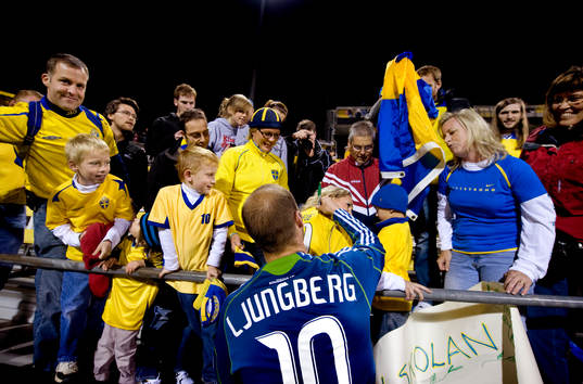 Fredrik Ljungberg, Seattle Sounders skriver autografer åt
