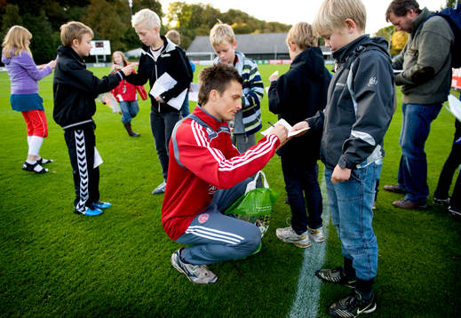  Jesper Bech skriver autografer till unga supporters som tittade på Danmarks träning.