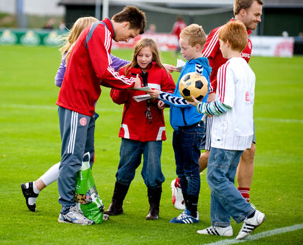  Jesper Bech skriver autografer till unga supporters som tittade på Danmarks träning.