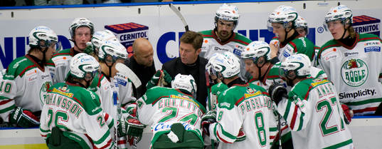 Tommy Sjödin och Gunnar Persson, tränare. Timeout,