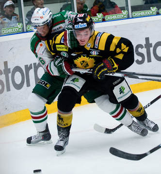 Jakob Johansson trycks undan av Tim Erixon