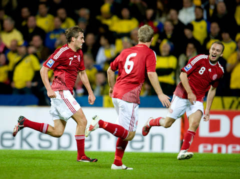   Jakob Poulsen, Danmark (till vänster) gjorde 1-0. Jubel.