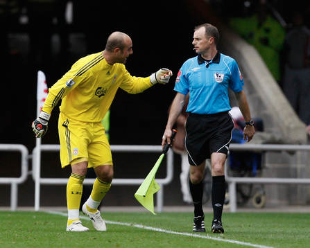  Jose Reina, målvalt, Liverpool, klagar hos assisterande domare.