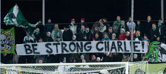 Be strong Charlie, hyllning till Charlie Davies. Supporter,