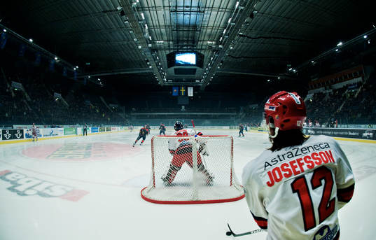 Daniel Josefsson, Södertälje, håller i pucken bakom