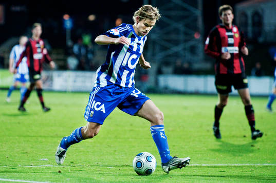  Niclas Alexandersson, IFK Göteborg, dribblar.