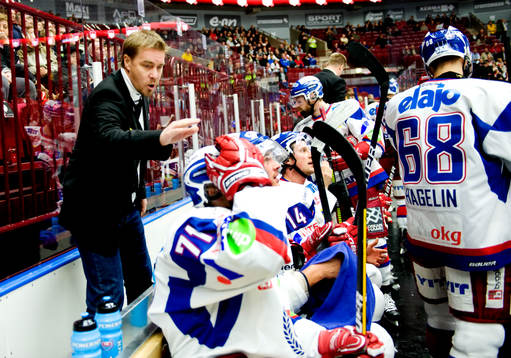 Tommy Salo, tränare, peppar sina spelare i båset