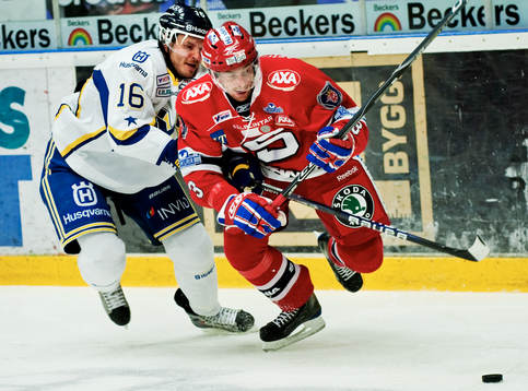 Kris Beech, HV71, är hack i hälarna på Pierre Hedin,