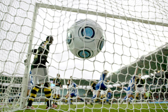 Genrebild på en fotboll i mål
