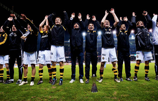  AIK vann Svenska cupen. AIK-spelarna tackar fansen. Jubel, glädje, pokal.