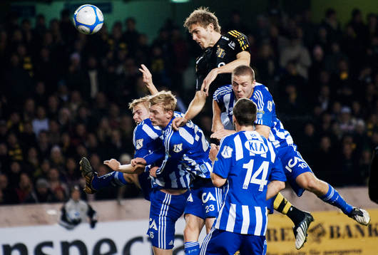  Jos Hooiveld, AIK, nickar bollen mot mål under en hörna.