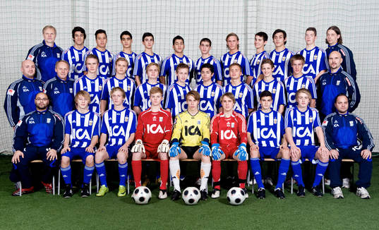  Bakre raden fr vänster: Bengt Eriksson, spelartränare/fystränare, Haval Mahdi, Emil Calizayas, Ilhan Gönel, Allan Mohideen, Pedram Talebi, Pelle Arbiv, Niklas Andersson, Giavanni Arigada, Ali Atai, Allen Veric, Mikael Johansson, målvaktstränare. Mittenraden fr vänster: Tomas Abelsson, spelartränare, Göran Wallin, materialare, Max Hulth, Jesper Brandt, Simon Arvidsson, Sebastian Ohlsson, Robin Salas, Tobias Bratt, Fredrik Karlberg, William Lundin, Mattias Jönsson, målvaktstränare. 