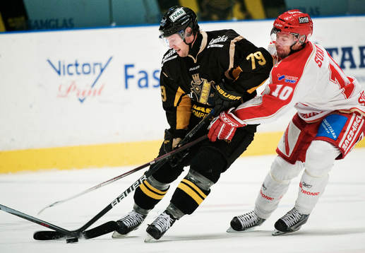Henrik Eriksson, AIK, tar sig förbi Andreas Sundin,