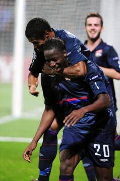  Aly Cissokho och Michel Bastos, Lyon, glädje, jubel. 