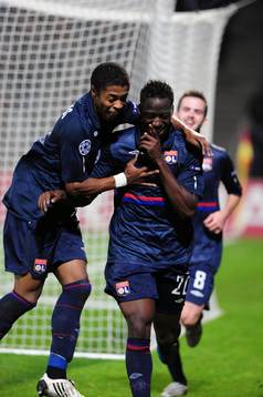  Aly Cissokho och Michel Bastos, Lyon, glädje, jubel. 