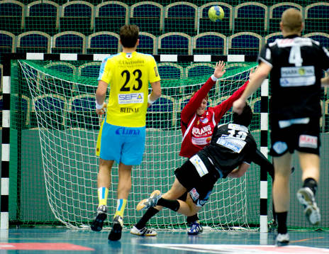 Mikael Aggefors, målvakt Alingsås och Sebastian Geissler,