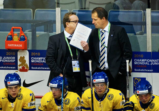 Pär Mårts, tränare, pratar med Peter Sundström,