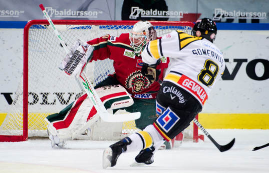 Eero Somervuori, Brynäs, gör 0-1 bakom Johan Holmqvist,