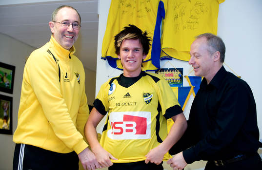  André Bengtsson, 16 år, IFK Hässleholm: Affe Jönsson, tränare, och Michael Engel, värvningsansvarig, hjälper André att ta på IFK-tröjan.