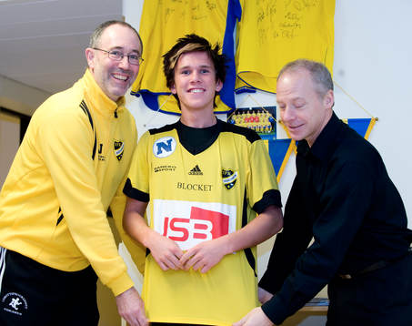  André Bengtsson, 16 år, IFK Hässleholm: Affe Jönsson, tränare, och Michael Engel, värvningsansvarig, hjälper André att ta på IFK-tröjan.
