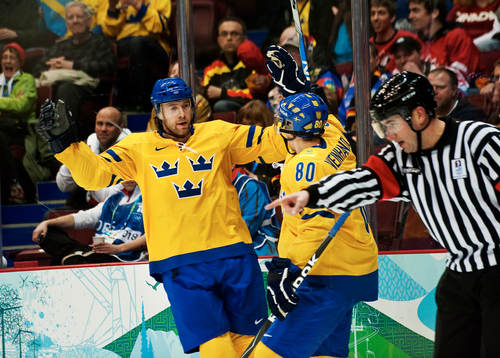 Mattias Öhlund och Mattias Weinhandl, Sverige, jublar