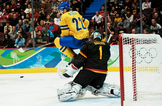 Daniel Sedin, Sverige, täcker Thomas Greiss, målvakt,