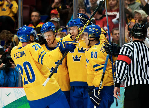 Mattias Öhlund, Sverige, gratuleras till sitt 1-0-mål.