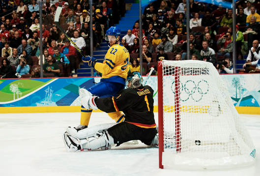 Daniel Sedin, Sverige, täcker Thomas Greiss, målvakt,