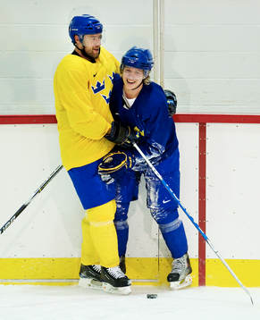 Mattias Öhlund och Nicklas Bäckström skojar med varandra