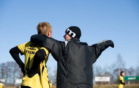 Pontus Lindell får instruktioner av Stefan Jansson,