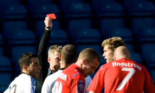 Tobias Mattsson, domare ger Kristoffer Björklund,