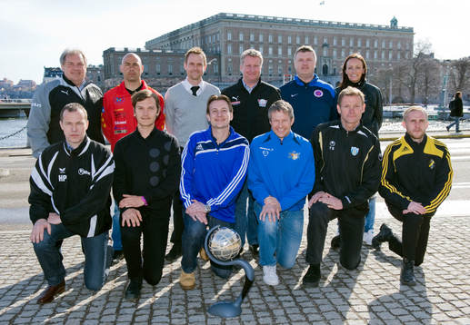  Bakre raden från vänster: Lars Pihl, tränare, Hammarby, Tino Katsoulakis, tränare, Tyresö,, Martin Sjögren, tränare, Malmö, Peter Johansson, tränare, Linköping, Richard Holmlund, tränare, Örebro och Elisabet Gunnarsdottir, tränare, Kristianstad. Främre raden från vänster: Hans Prytz, tränare, Jitex, Joakim Blomqvist, tränare, Umeå, Daniel Kalles Pettersson, tränare, Djurgården, Janne Hallberg, tränare, Sunnanå, Torbjörn Nilsson, tränare, Kopparbergs/Göteborg och Patric Jildefalk, tränare, AIK.