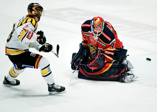 Anton Rödin, Brynäs, skjuter ett skott mot Gustaf