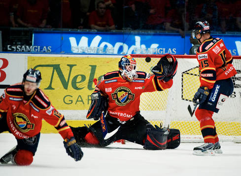 Gustaf Wesslau, målvakt, Djurgården, räddar ett skott