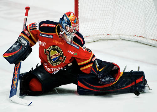 Gustaf Wesslau, målvakt, Djurgården, räddar ett skott