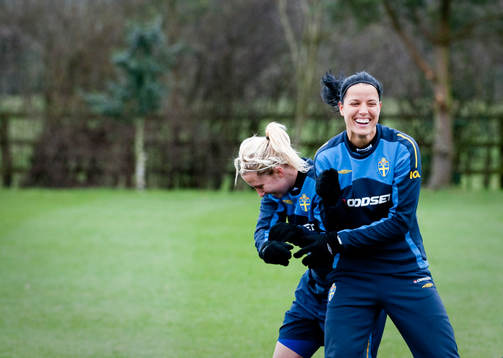 Louise Fors och JEssica Landström, skojjar med varandra