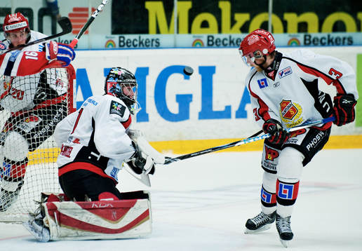 Fredrik Petterson Wentzel, målvakt, och Julius Larsson,