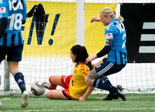  Jennifer Egelryd, Tyresö gör 0-2 och Elin Sölveskog, Djurgården.