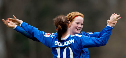  2-1, Linda Fransson som grattas av Martina Sandström. Jubel.