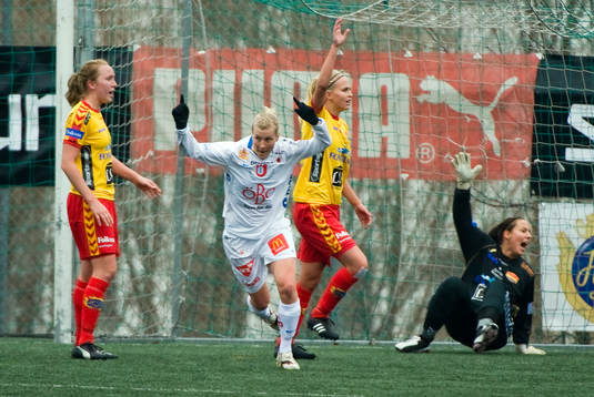   Karin Lissel, Line Roddik/Hansen, Carola Söberg, målvakt, Tyresö och Sanna Talonen, Örebro, jubel.