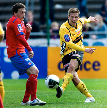  Anders Svensson, Elfsborg, skjuter förbi Ardian Gashi, Helsingborg