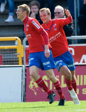  2-1, Markus Holgersson som grattas av Joel Ekstrand. Jubel.