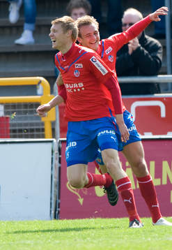  2-1, Markus Holgersson som grattas av Joel Ekstrand. Jubel.