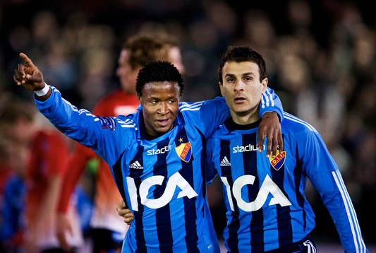  Kennedy Igboananike och Sharbel Touma, Djurgården, kramar om varandra efter 3-0-målet. Jubel.