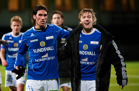  Sundsvalls Emil Forsberg och Nuri Mustafi jublar. 