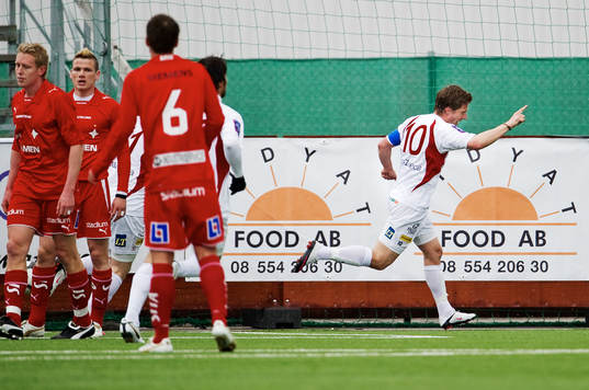  Göran Marklund, Assyriska, jubel efter att ha nickat in 1-0.