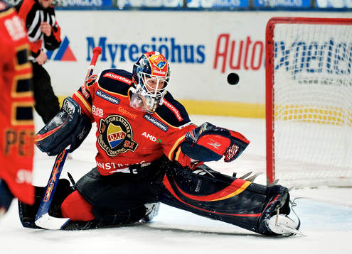 Gustaf Wesslau, målvakt, Djurgården, räddar ett skott