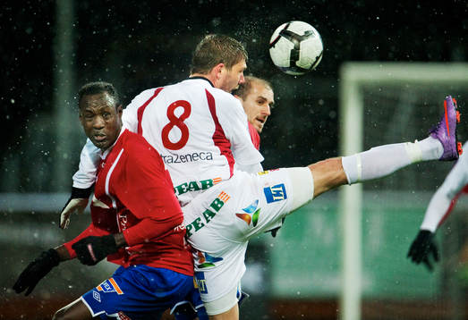 Oliver Karekezi, Öster, förlorar en nickduell mot Dennis